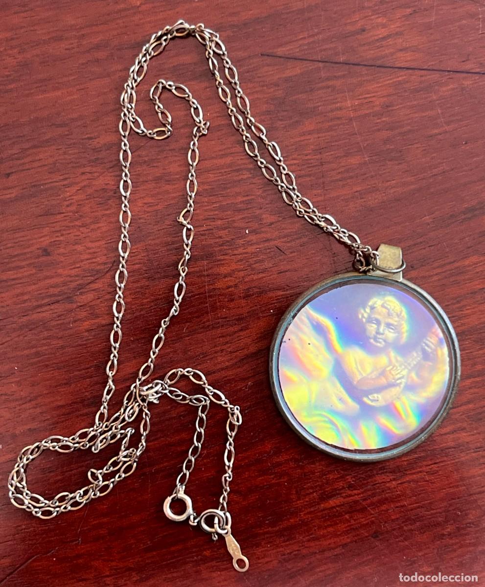 Antig&uuml;edades: Colgante circular de 3,5 cm de di&aacute;metro, montado en aro met&aacute;lico dorado, con cadena de 60 cm. La pie