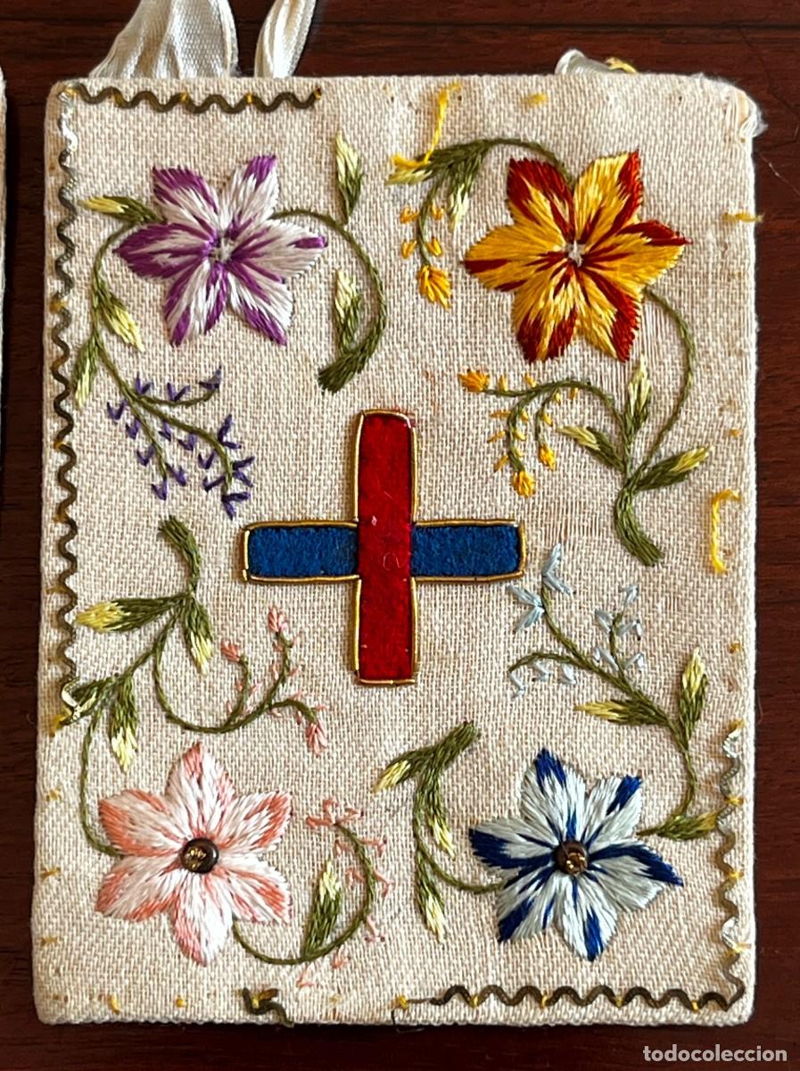 Antig&uuml;edades: Antiguo escapulario textil bordado a mano con cruz y flores &ndash; labor devocional