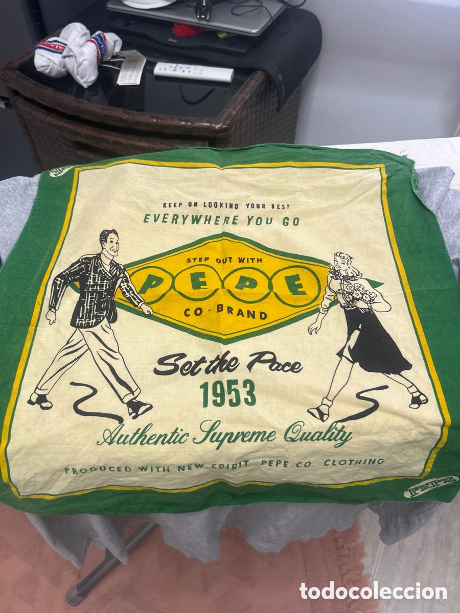Antig&uuml;edades: pa&ntilde;uelo/bandana vintage exclusivo de &rdquo;Pepe Co. Clothing&rdquo; con est&eacute;tica retro americana estilo 1953.