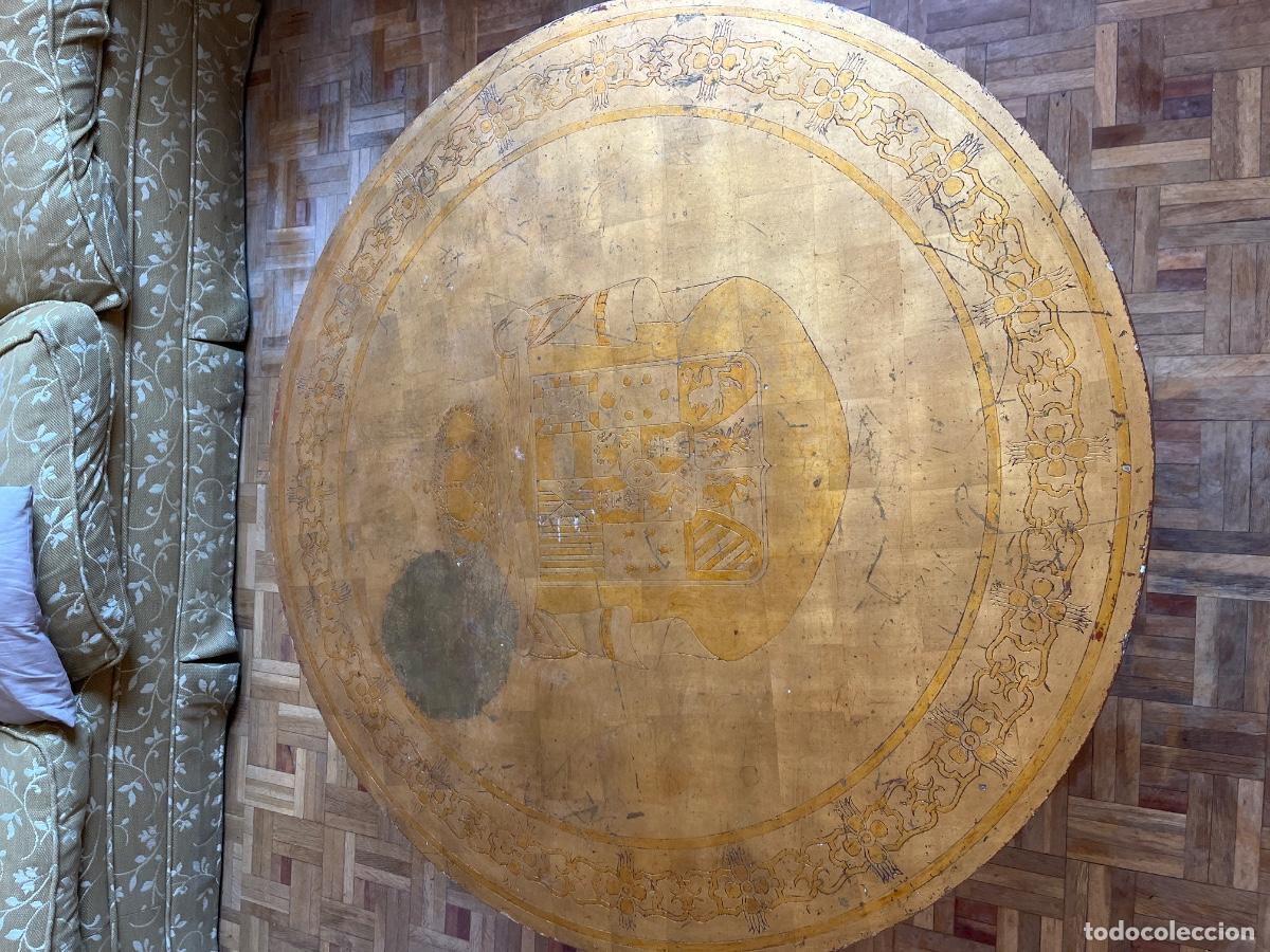 Antig&uuml;edades: Mesa baja centro sal&oacute;n de seis patas en oro de Artespa&ntilde;a