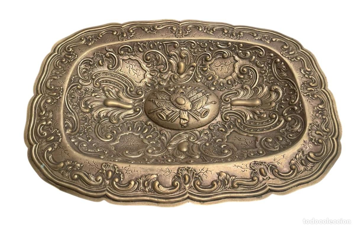 Antig&uuml;edades: GRAN BANDEJA O CENTRO DE MESA CON HER&Aacute;LDICA. ESTILO BARROCO. PLATA REPUJADA. ESPA&Ntilde;A (?). XVIII-XIX.