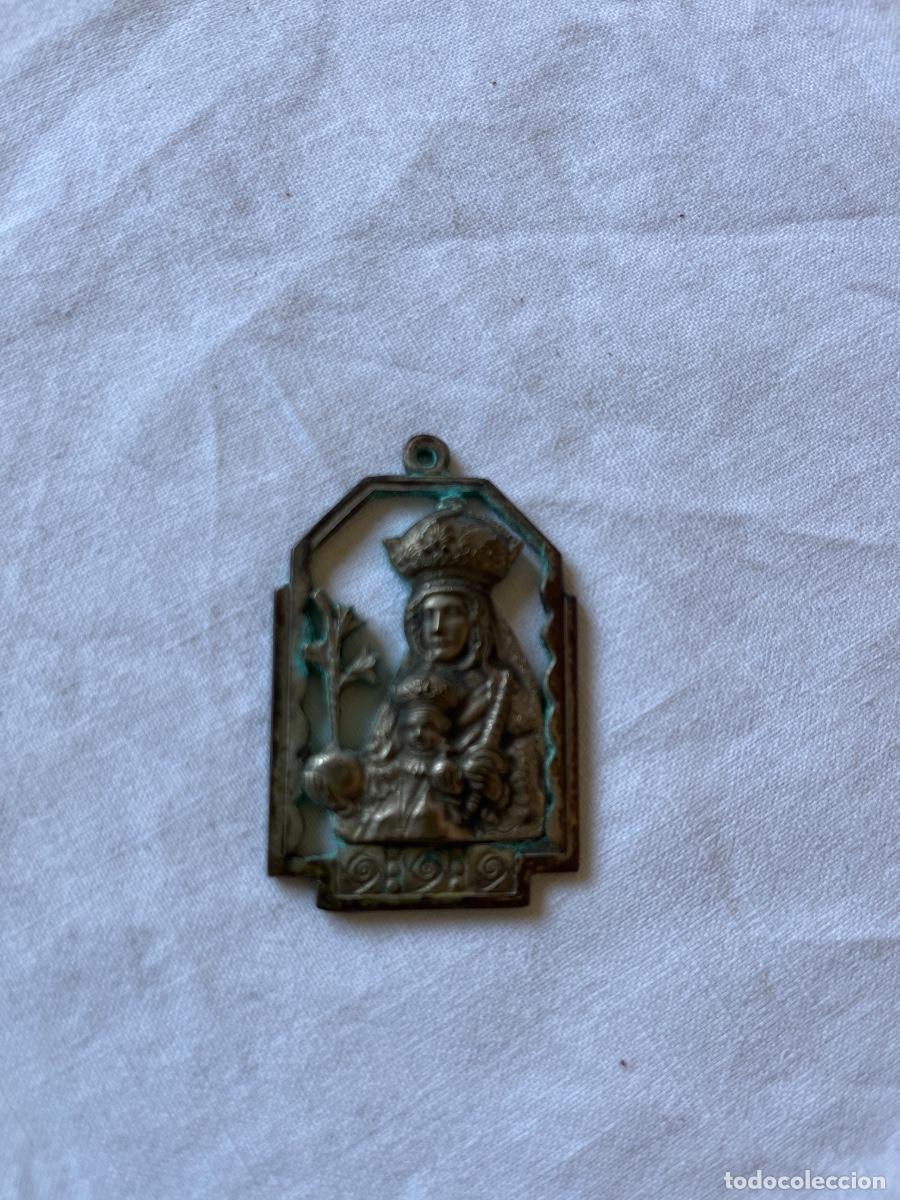Antig&uuml;edades: Medalla antigua colgante Virgen de Montserrat de estilo Modernista