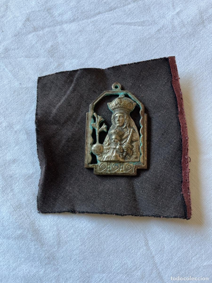 Antig&uuml;edades: Medalla antigua colgante Virgen de Montserrat de estilo Modernista