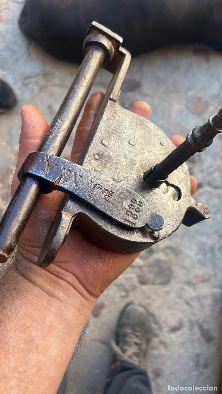 Antig&uuml;edades: Candado antiguo de hierro forjado 1888 con llave original