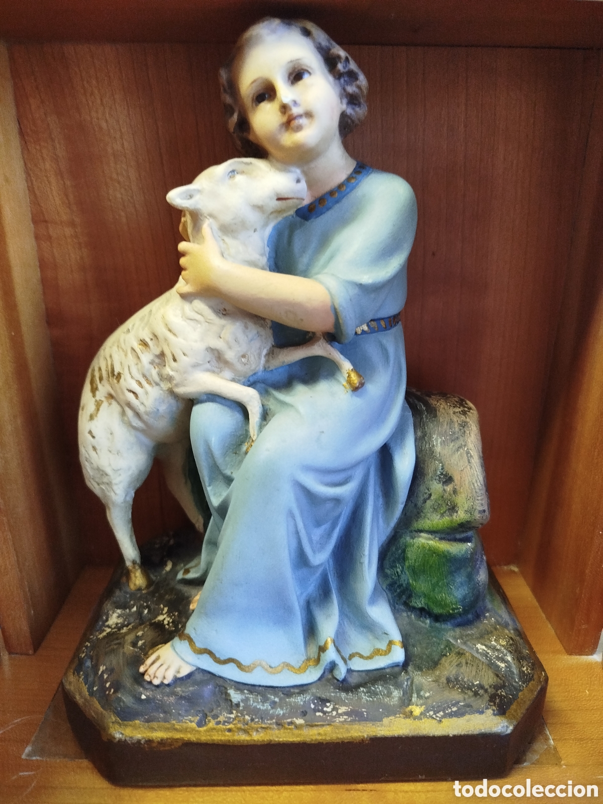 Antig&uuml;edades: Antigua escultura Ni&ntilde;o Jes&uacute;s con oveja, estuco y madera, Olot, ojos de cristal. Y mueble de madera.