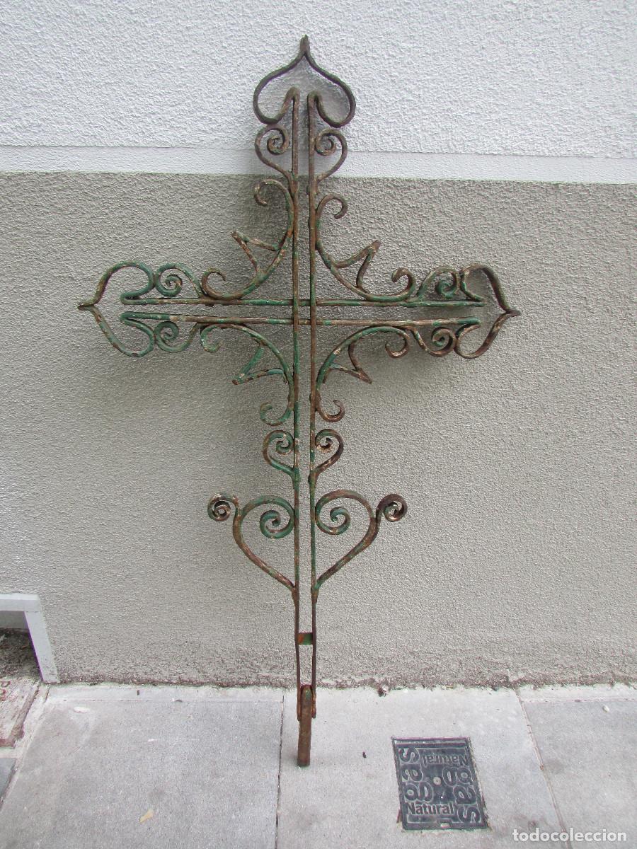 Antig&uuml;edades: Cruz hierro forjado centenaria . 95 cm. Sin soldaduras. Portuguesa. Exterior
