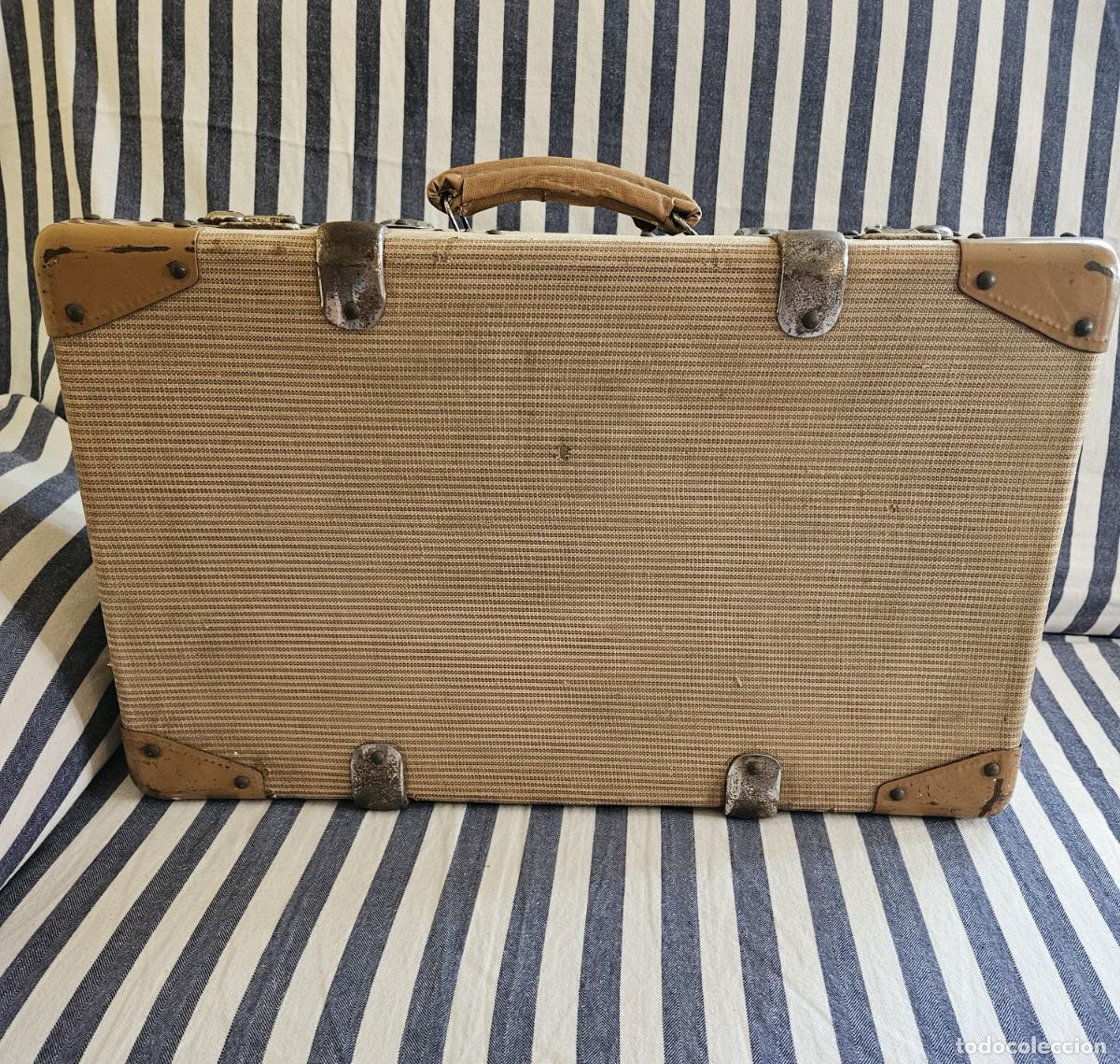 Antiquit&auml;ten: Antigua Maleta Original De Viaje De Cart&oacute;n Reforzado Forrado Con Tela Con Finas L&iacute;neas, De 1940.