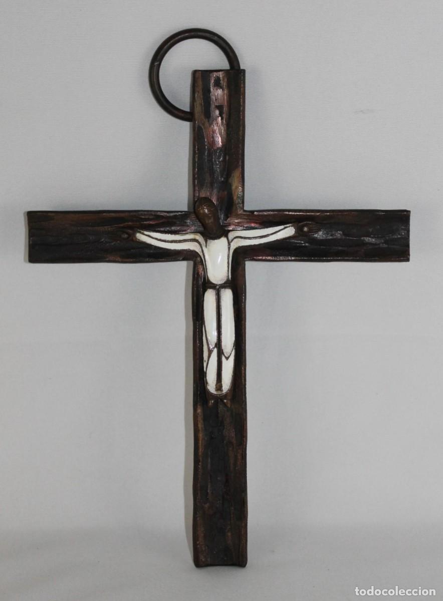 Antig&uuml;edades: Crucifijo de cobre esmaltado de color blanco. Arte religioso. A&ntilde;os 40