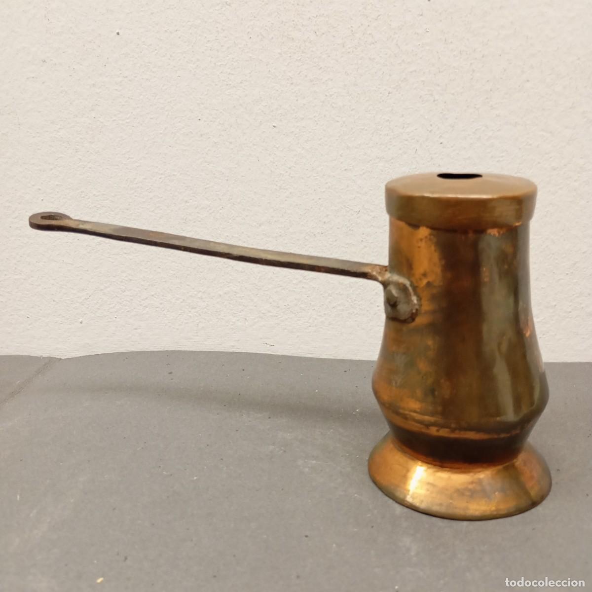 Antig&uuml;edades: ANTIGUA CHOCOLATERA DE COBRE - ASA DE HIERRO FORJADO - SIGLO XIX - 130 X 240 MM / 1095