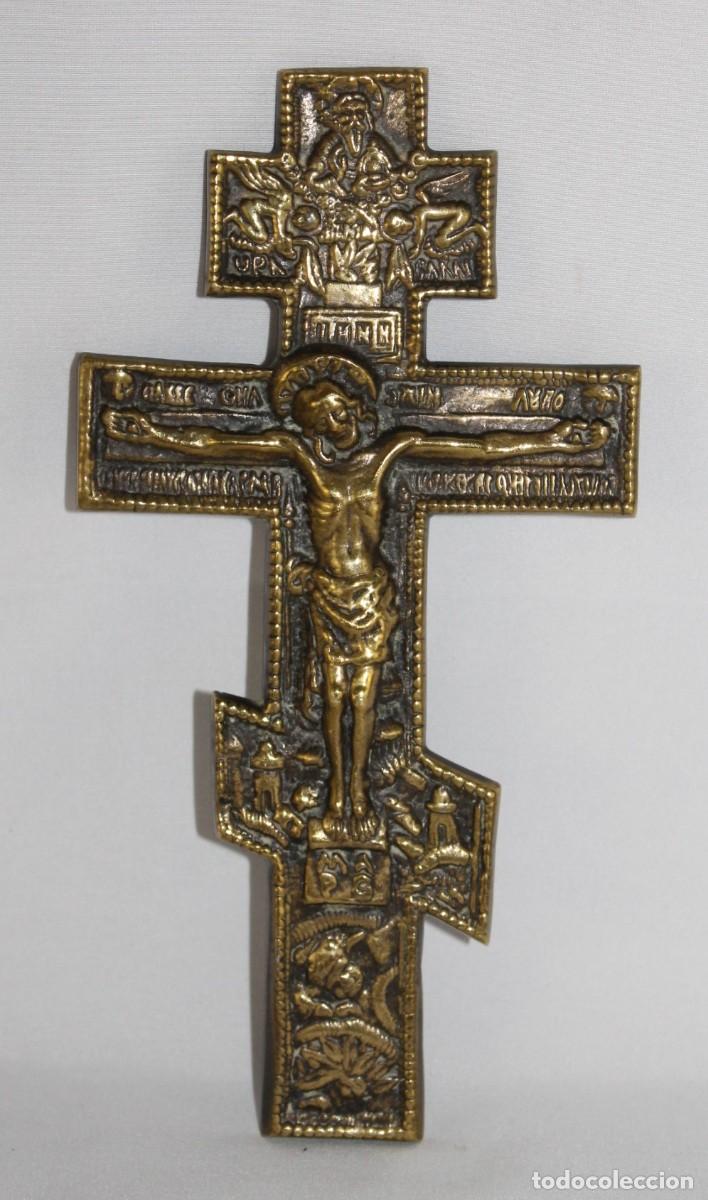 Antig&uuml;edades: Cruz ortodoxa rusa de bronce. Crucifijo con inscripciones cir&iacute;licas. Siglo XX