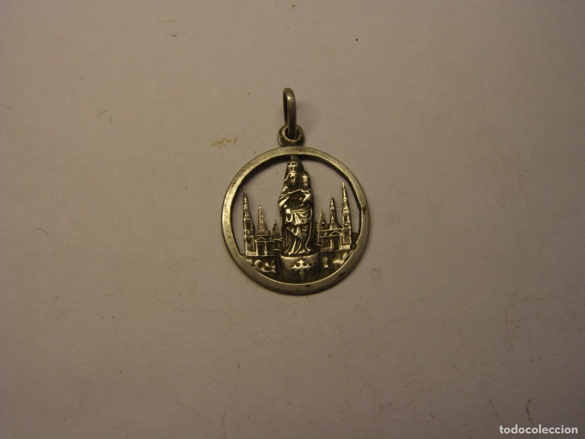 Antig&uuml;edades: Vieja medalla religiosa de la Virgen del Pilar.