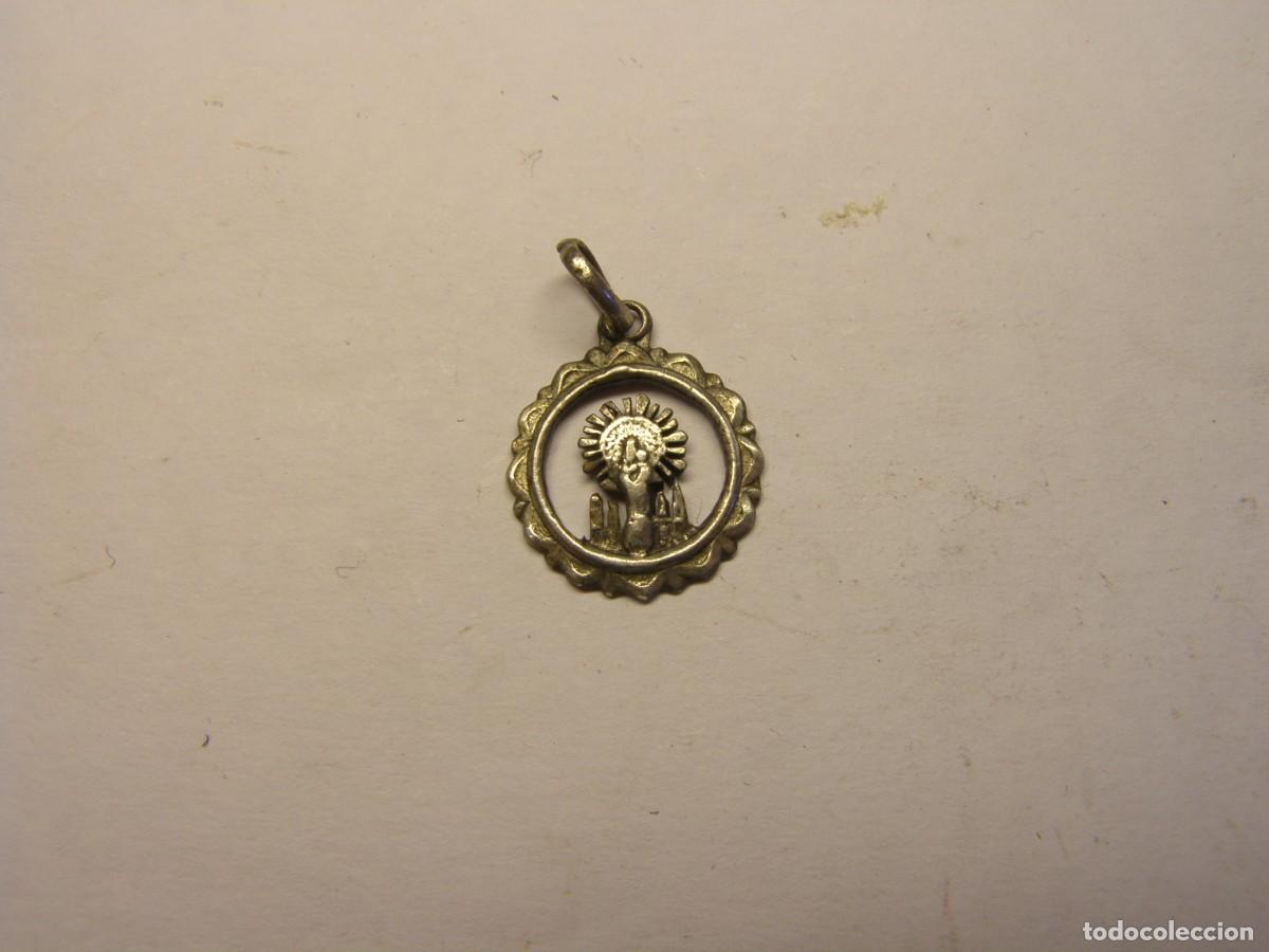 Antig&uuml;edades: Vieja medalla religiosa de la Virgen del Pilar.