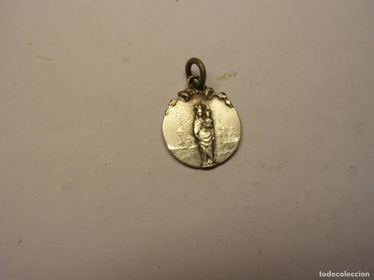 Antig&uuml;edades: Vieja medalla religiosa de la Virgen del Pilar.