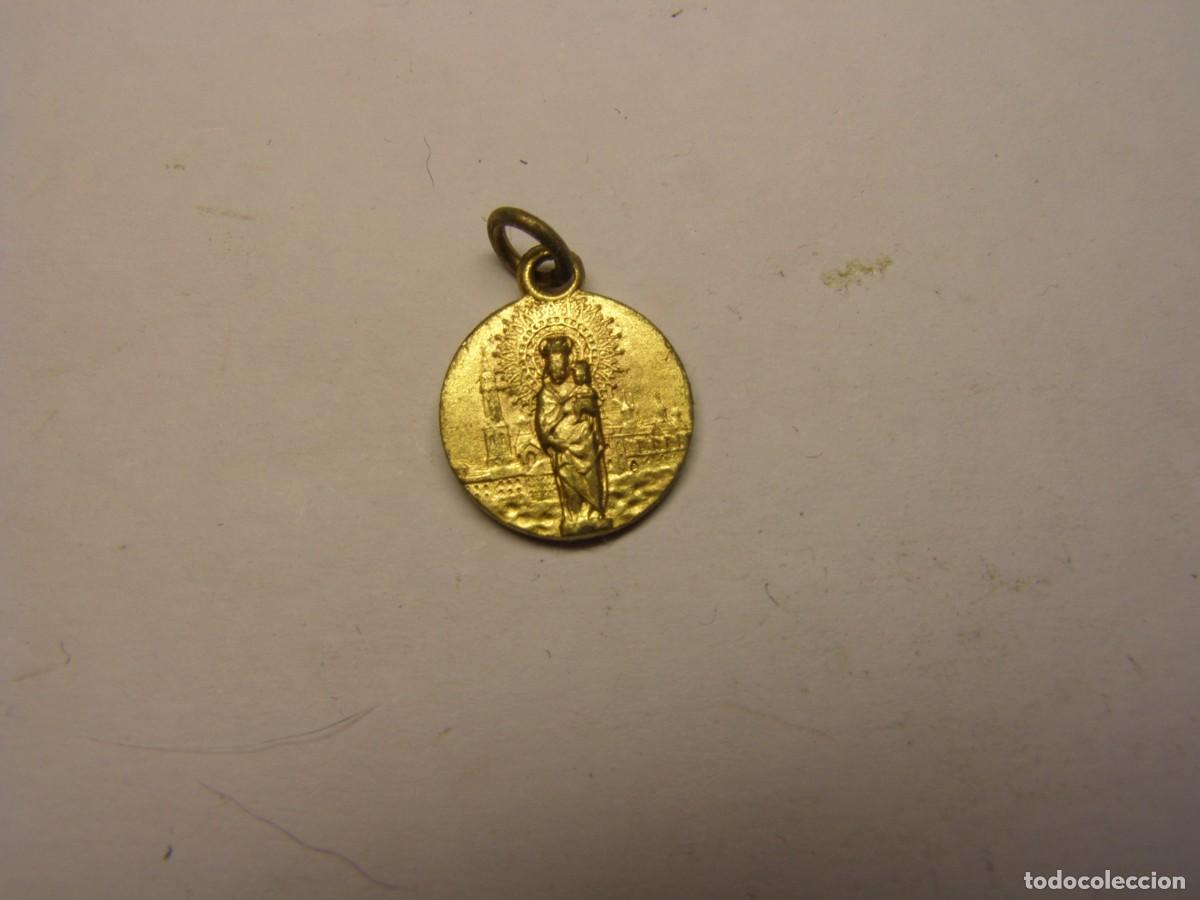 Antig&uuml;edades: Vieja medalla religiosa de la Virgen del Pilar.