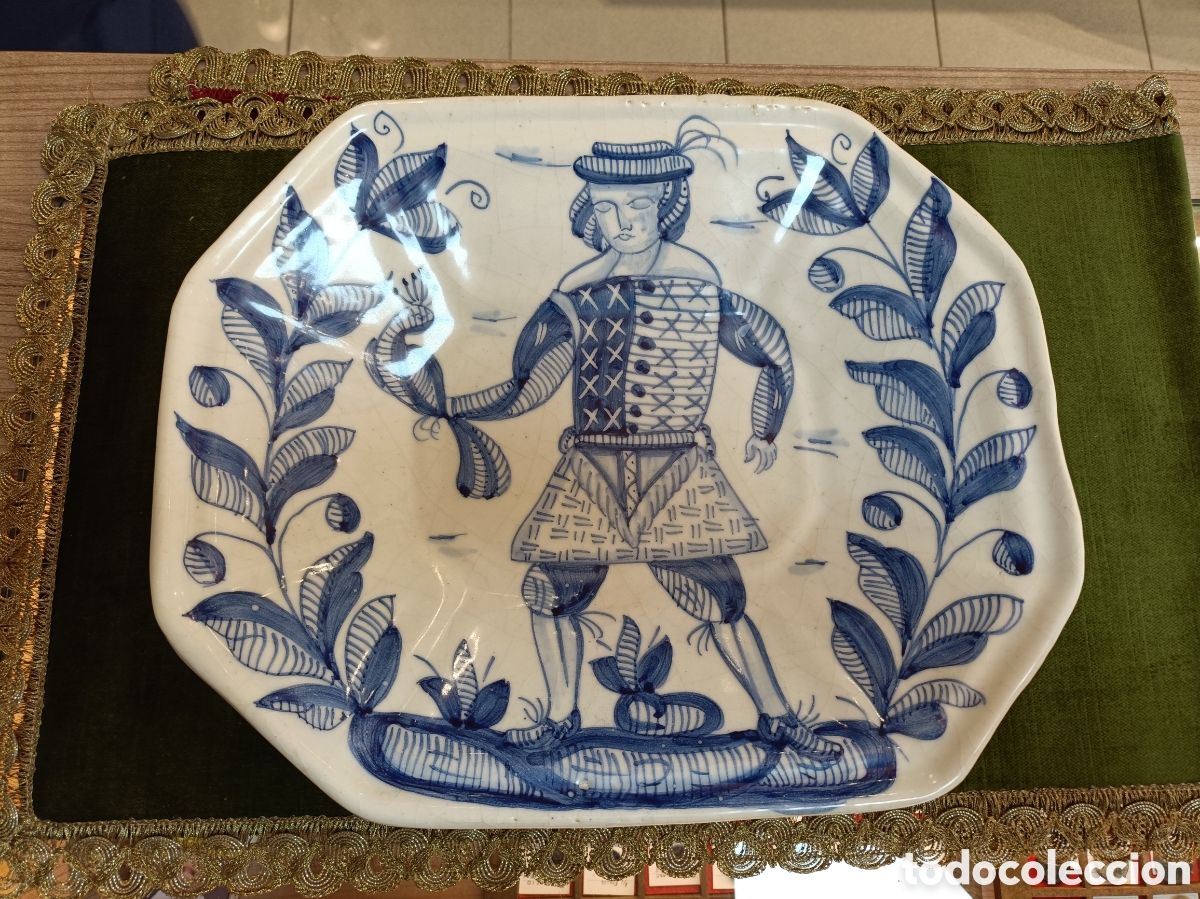 Antig&uuml;edades: FUENTE OCHAVADA CER&Aacute;MICA TALAVERA NIVEHILA PINTADO A MANO, AZUL Y BLANCO