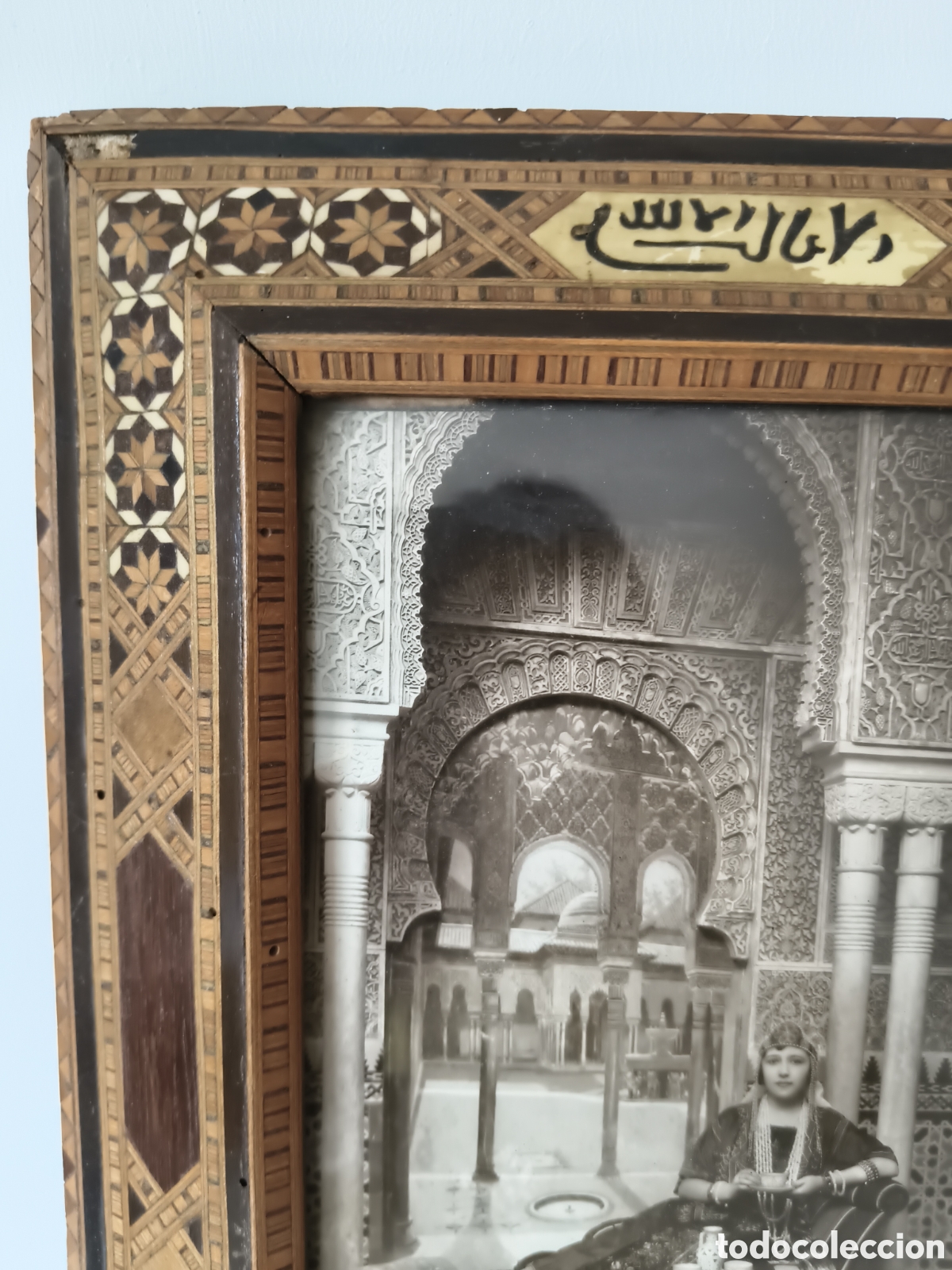 Antiques: Taracea cuadro mujer joven en la Alhambra con marco de taracea y letras arabes