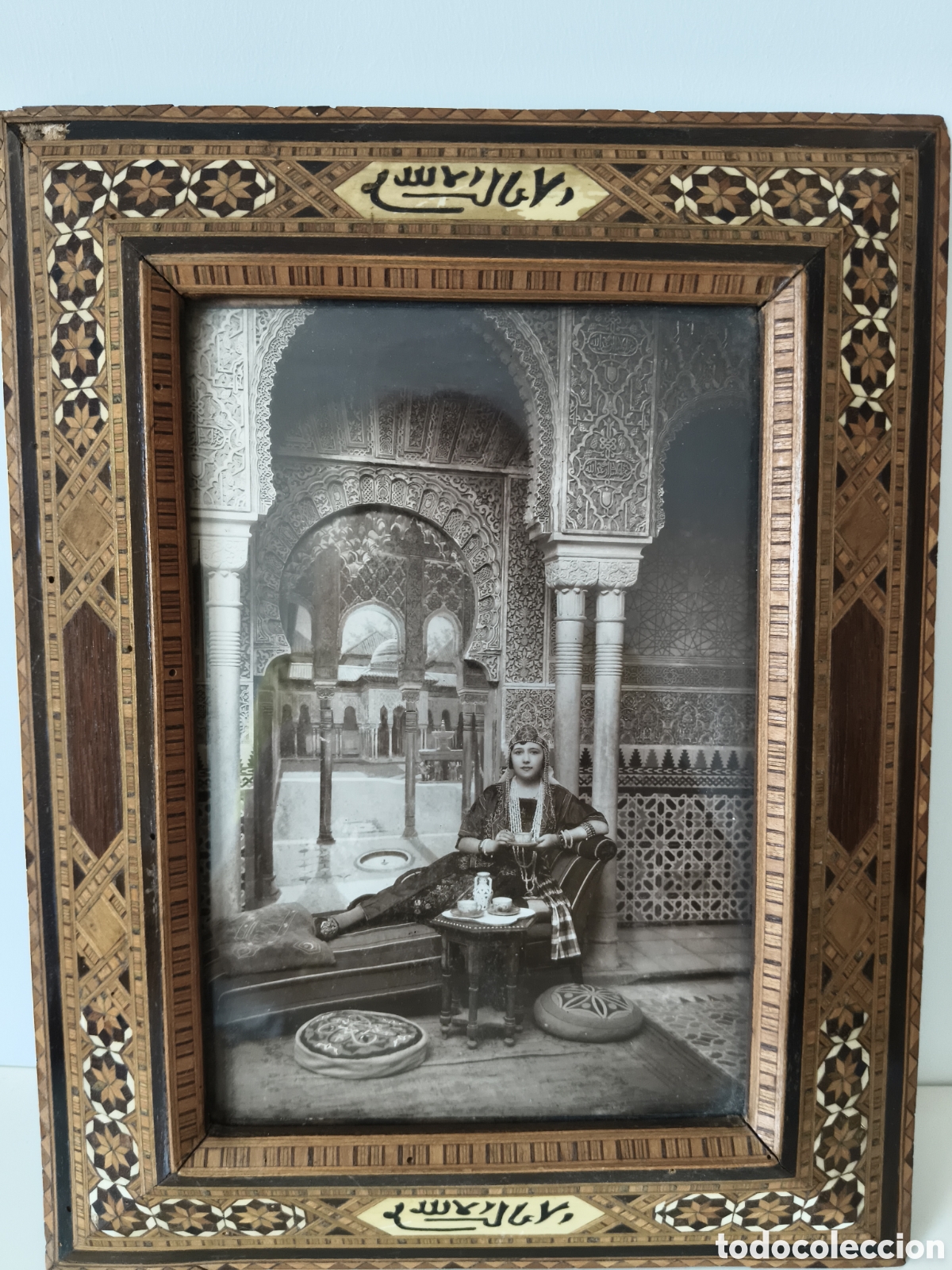 Antig&uuml;edades: Antigua fotograf&iacute;a de mujer en la Alhambra con marco de taracea