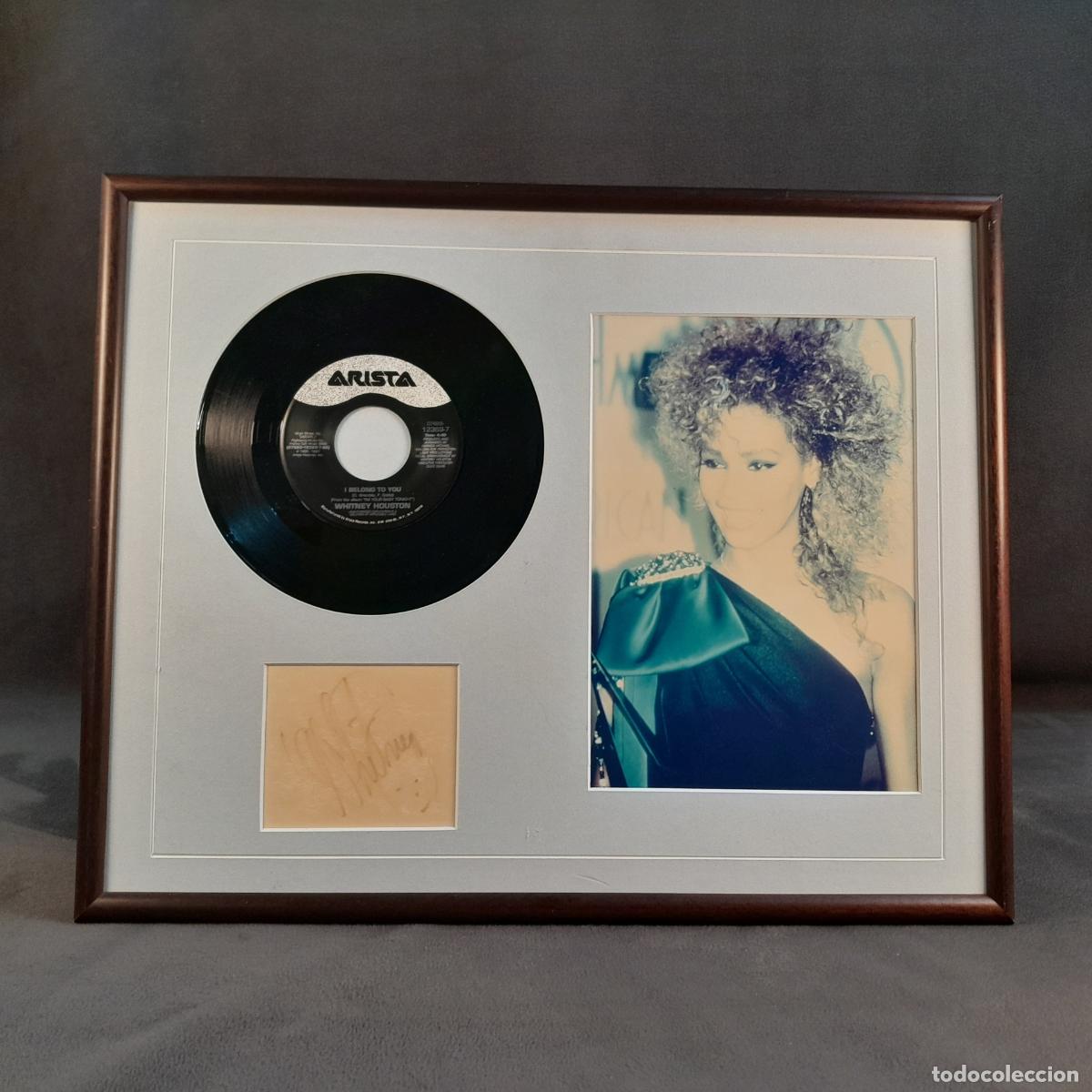 Antig&uuml;edades: C-2043. MEMORABILIA. FOTOGRAF&Iacute;A, VINILO PROMOCIONAL Y FRIMA AUTOGRAFA DE WHITNEY HOUSTON. A&Ntilde;OS 90.