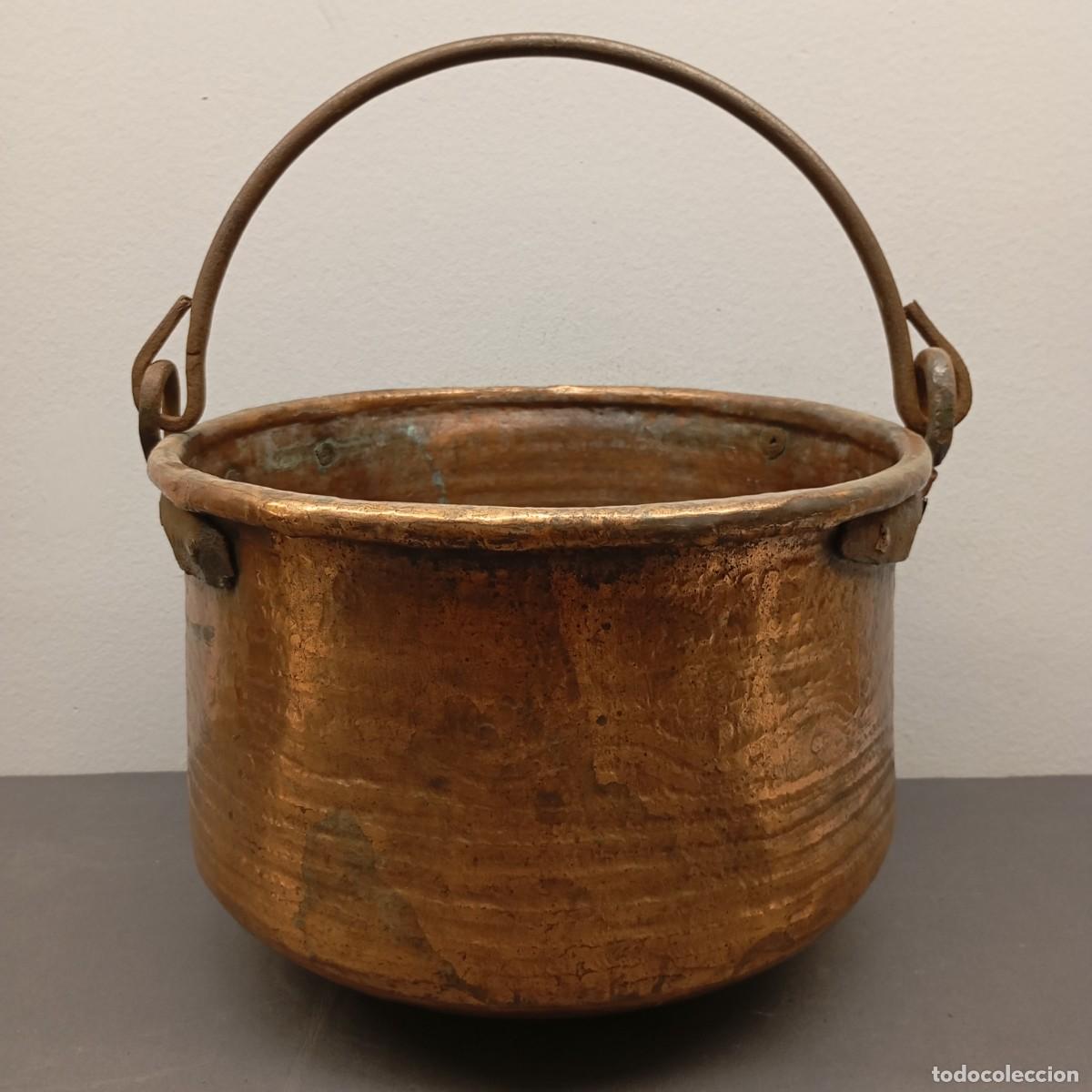 Antig&uuml;edades: ANTIGUO CALDERO DE COBRE MARTILLADO - ASA DE HIERRO - 270 X 395 &empty; MM - 4760 G / 1111