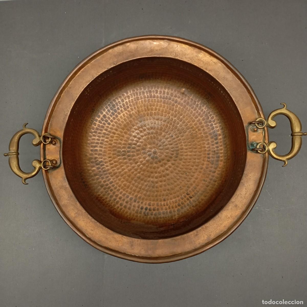 Antig&uuml;edades: ANTIGUO BRASERO DE COBRE MARTILLADO - ASAS DE LAT&Oacute;N - 120 X 455 &empty; MM - 2380 G / 1112