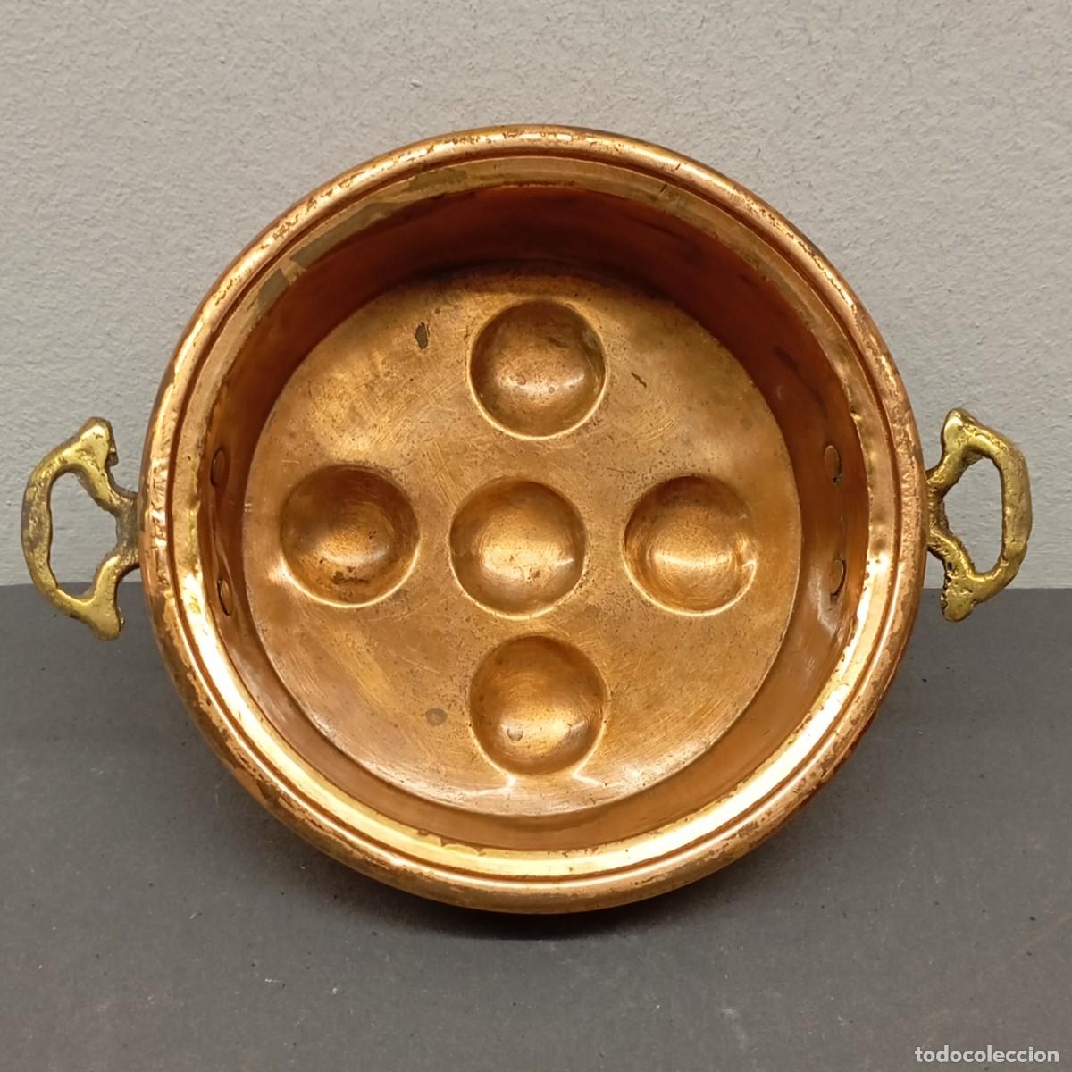 Antig&uuml;edades: SART&Eacute;N FRANCESA DE COBRE MARTILLADO - ASAS DE LAT&Oacute;N - 5 MOLDES PARA HUEVOS - 60 X 185 &empty; MM / 1115