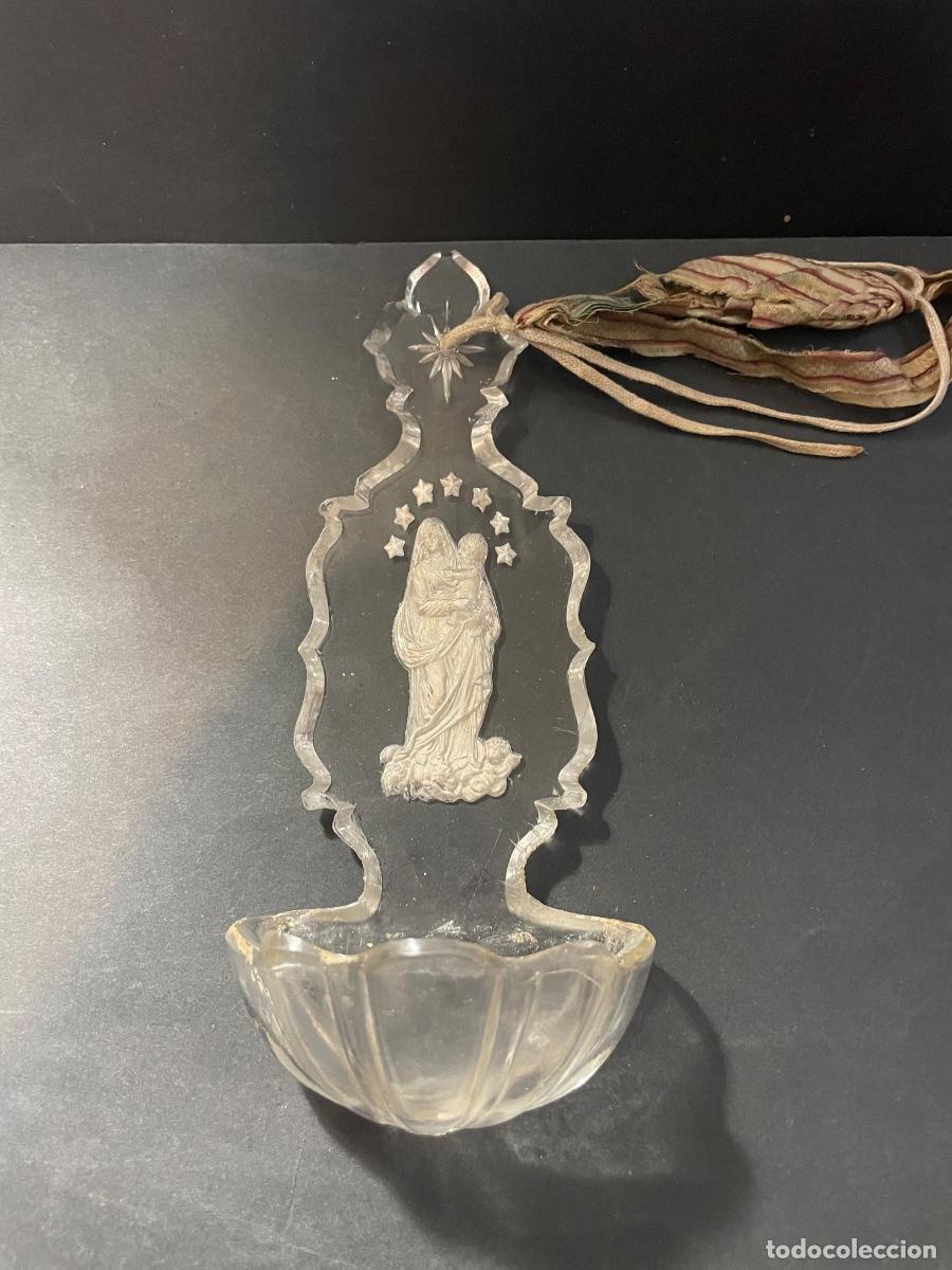 Antig&uuml;edades: ANTIGUA BENDITERA DE CRISTAL , VIRGEN MARIA SOSTENIENDO AL NI&Ntilde;O JESUS S. XIX - 18X8 CM.