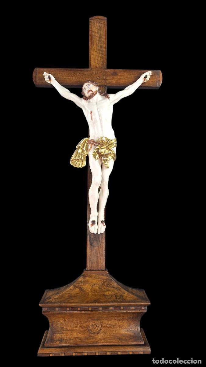 Antiques: Crucifijo. Cristo. Porcelana. Madera nogal, marqueter&iacute;a. Francia. Siglo XIX. 80 cm x 37 x 9,5 cm.