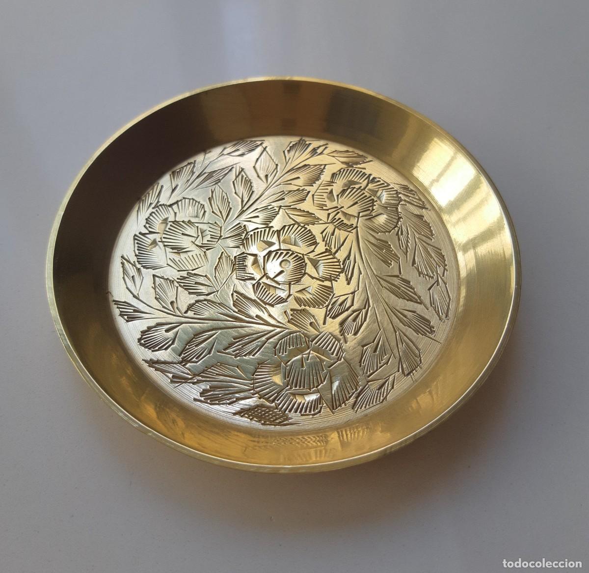 Antiguidades: PRECIOSO PLATO DECORATIVO DE BRONCE FUNDIDO DORADO CON MOTIVOS ESGRAFIADOS DE HOJAS Y FLORES,VINTAGE