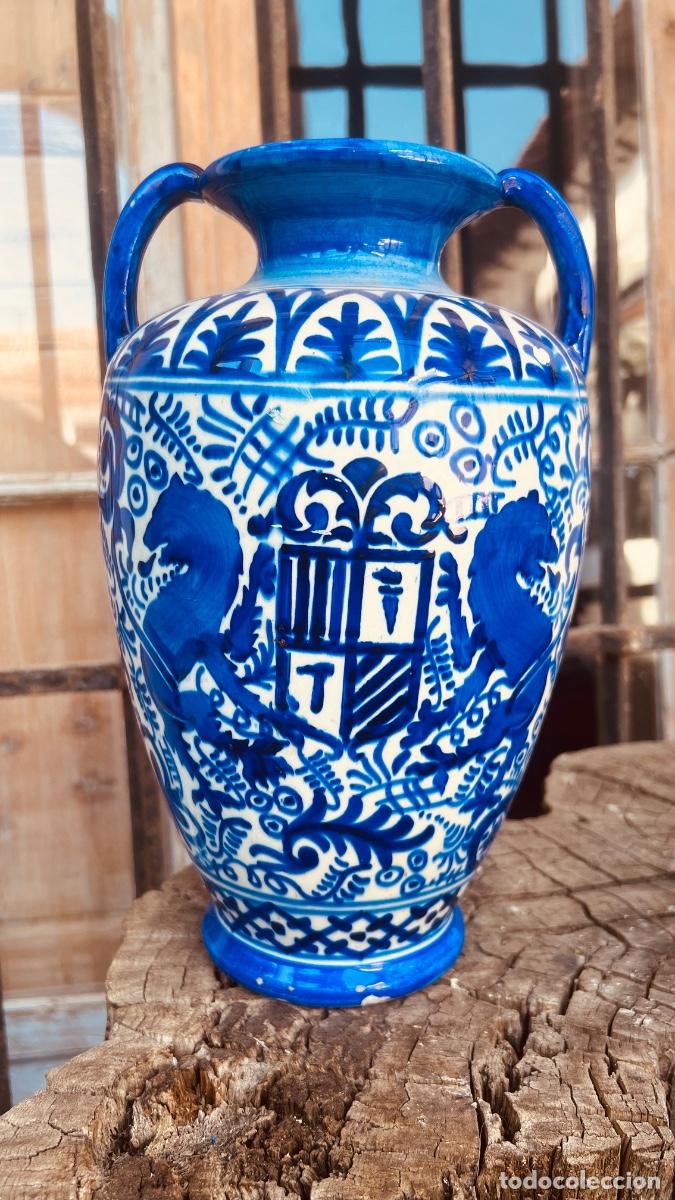 Antiguidades: Jarr&oacute;n dos asas cer&aacute;mica loza Manises levante azul blanco leones escudo mitad s XX 30x19cms