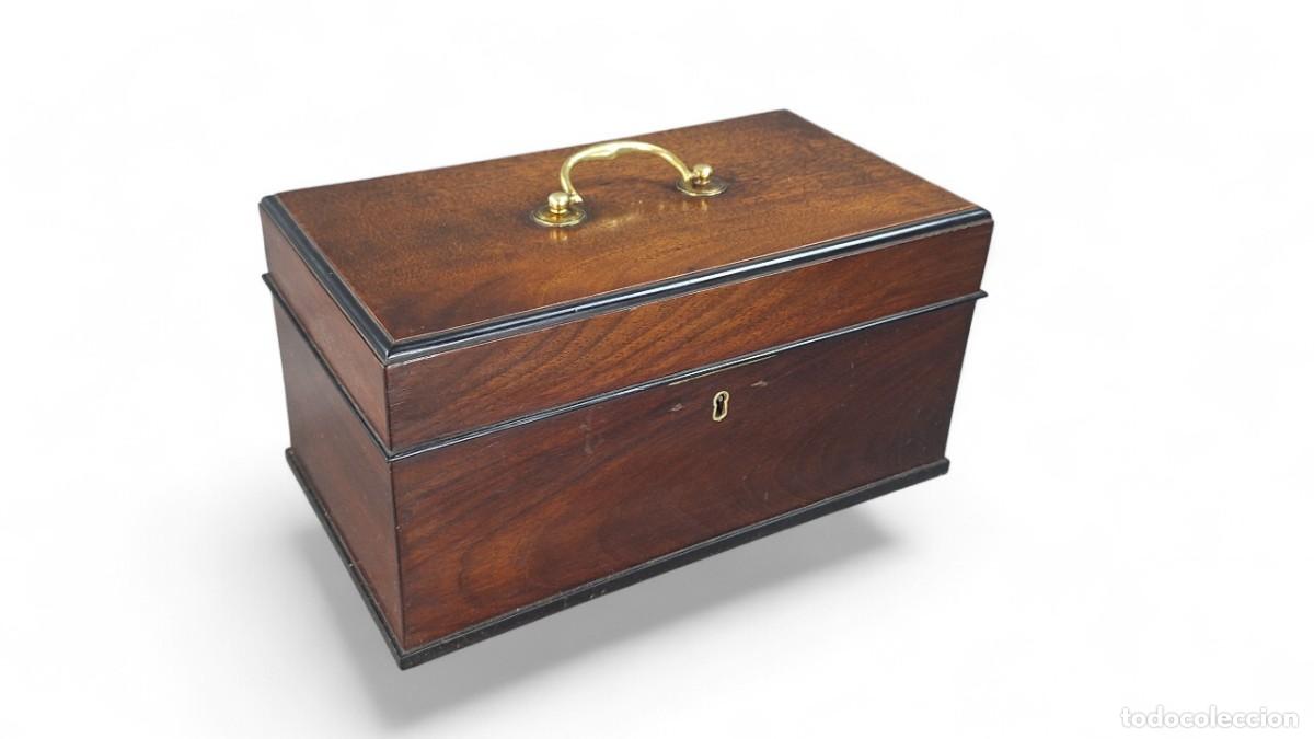 Antig&uuml;edades: Caja. Madera caoba. heerajes bronce. &Eacute;poca Jorge IV. Inglaterra. Finales siglo XVIII. 14 x 27,5 x 15