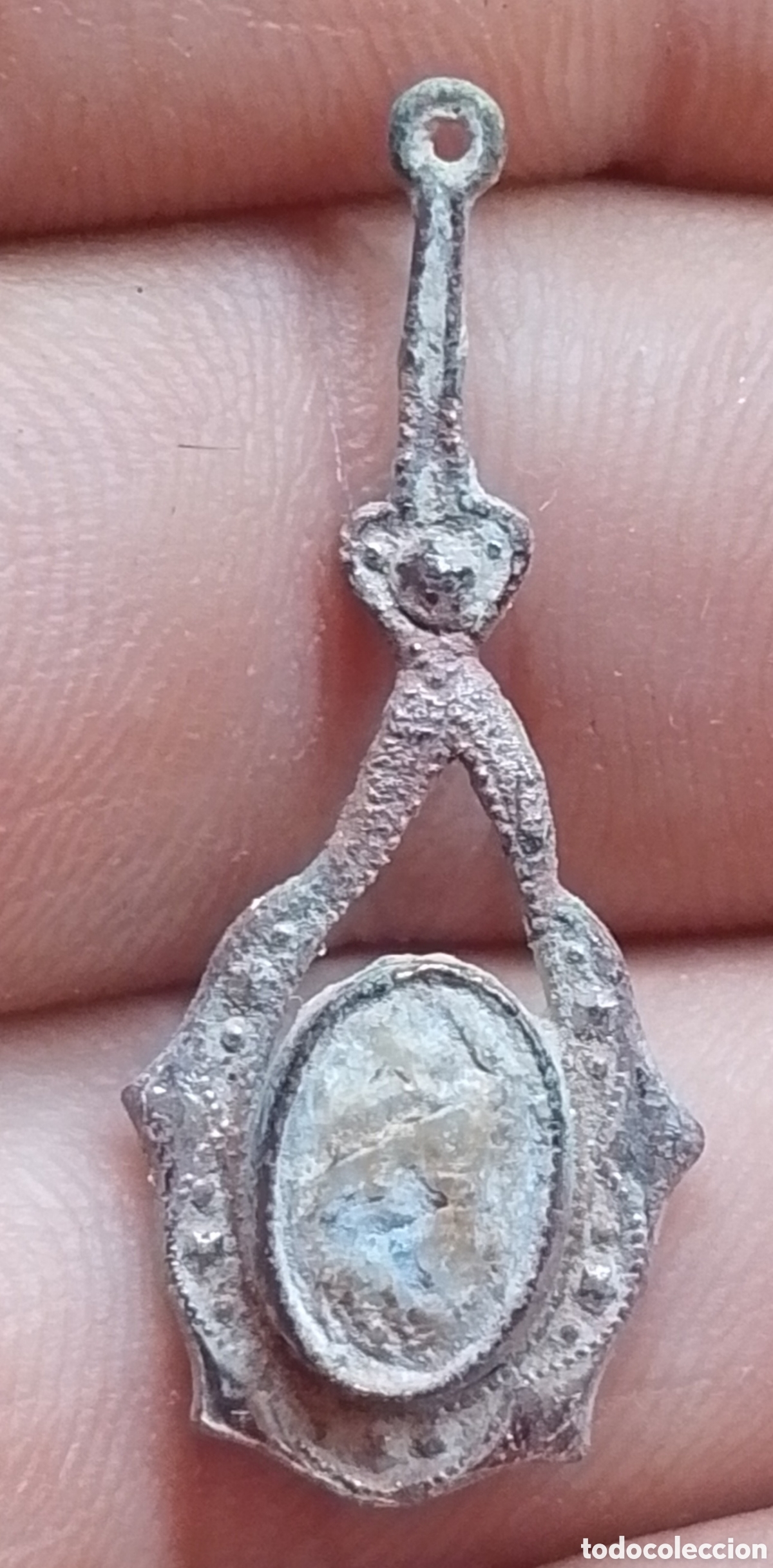Antig&uuml;edades: Pendiente Joya isabelina de bronce - Foto 1