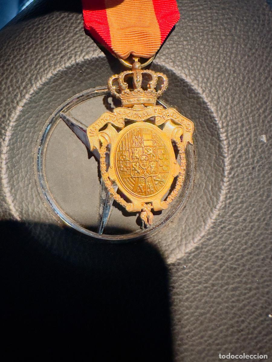 Antig&uuml;edades: Medalla de oro instituto nacional de previsi&oacute;n - Foto 2