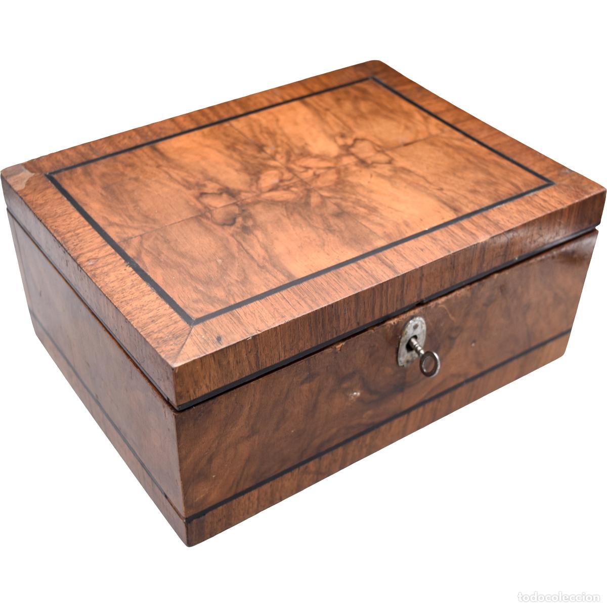 Antig&uuml;edades: Caja de escritorio de marqueter&iacute;a - Conserva llave