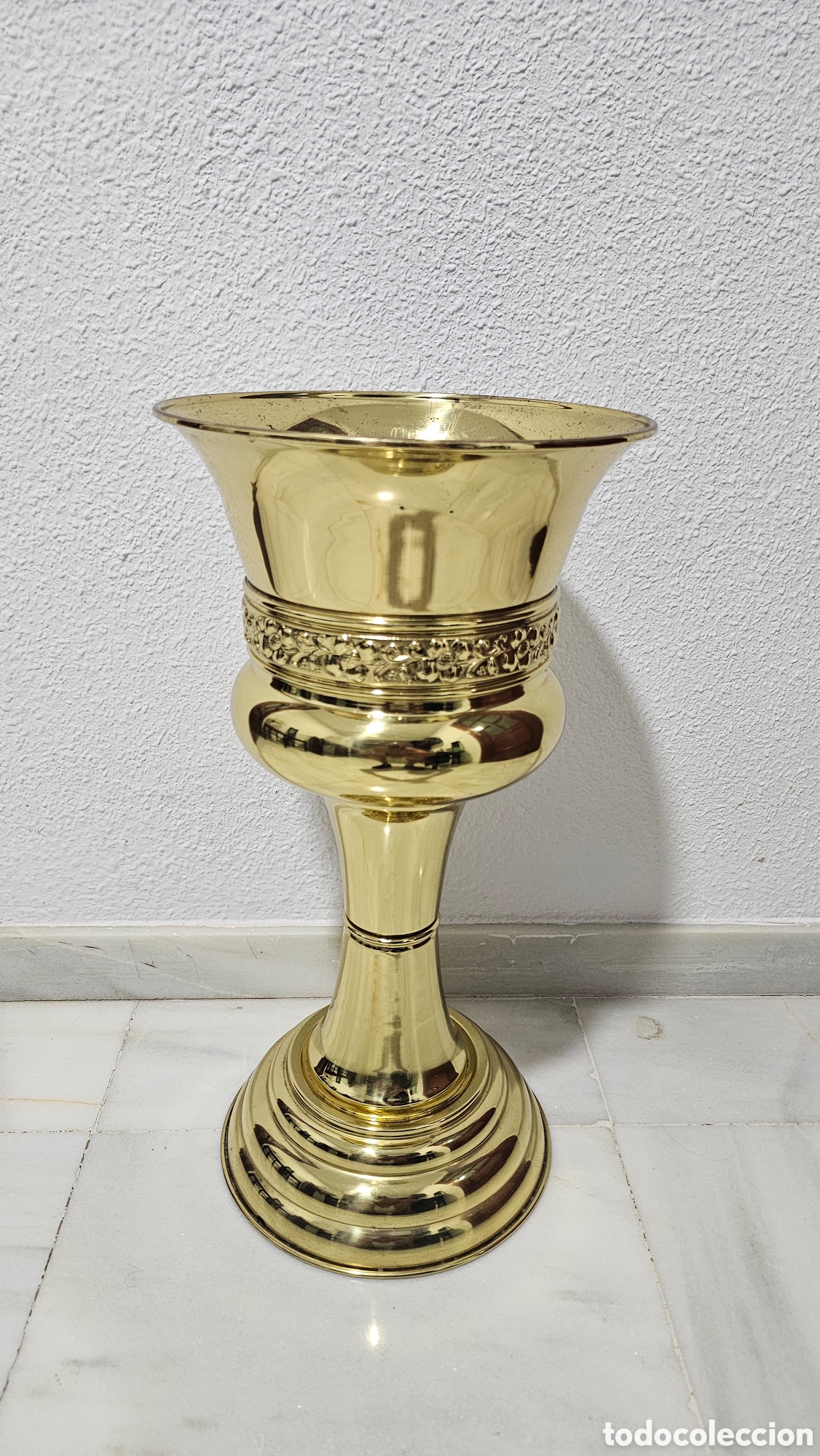 Antig&uuml;edades: Antiguo Macetero de Pie en Lat&oacute;n Pulido - Cop&oacute;n Pedestal Vintage, 53 cm Altura