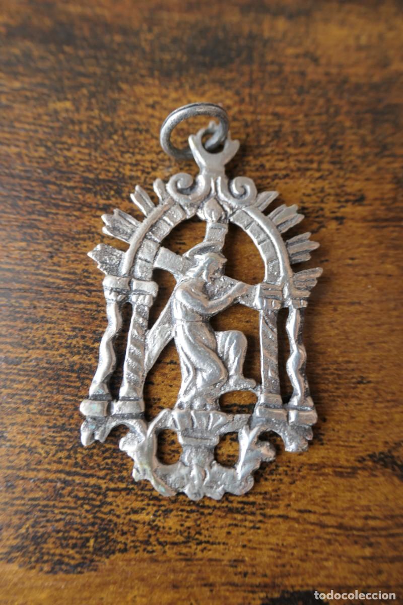 Antig&uuml;edades: antigua medalla religiosa antigua de plata calada Cristo portando la cruz camino del Calvario- 4,8cm