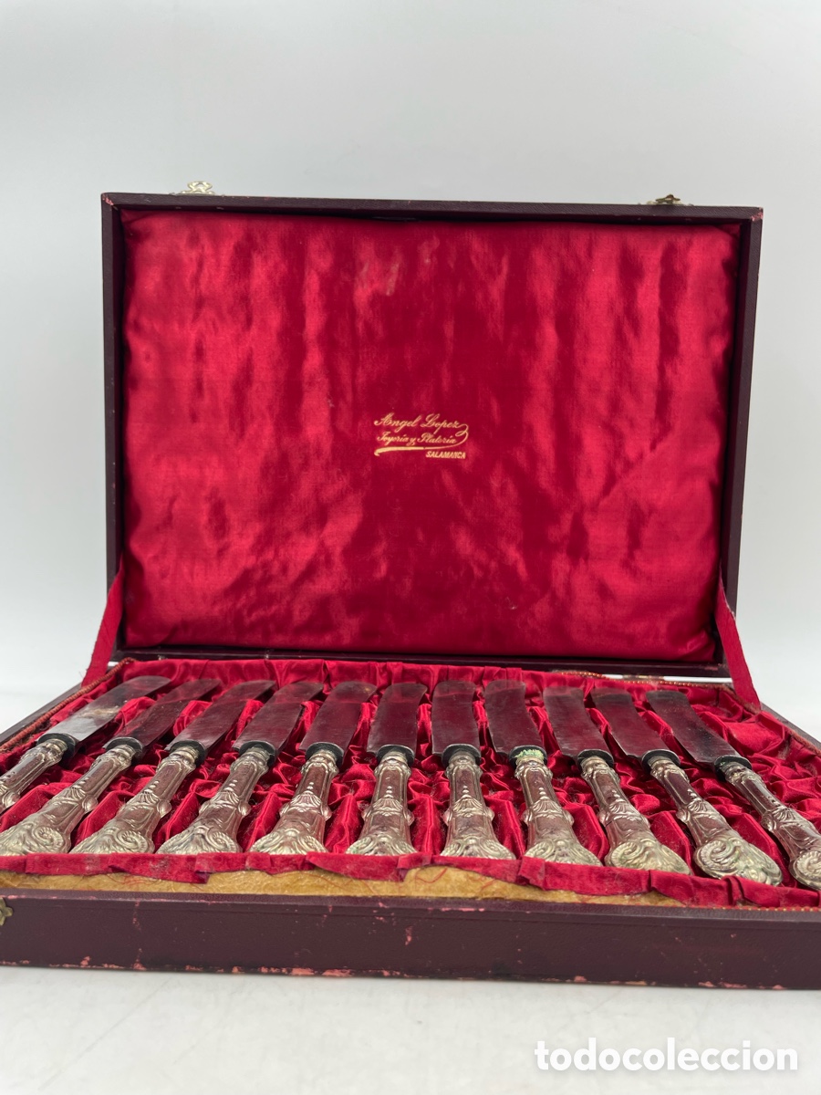 Antig&uuml;edades: Estuche antiguo con 11 cuchillos en metal plateado.