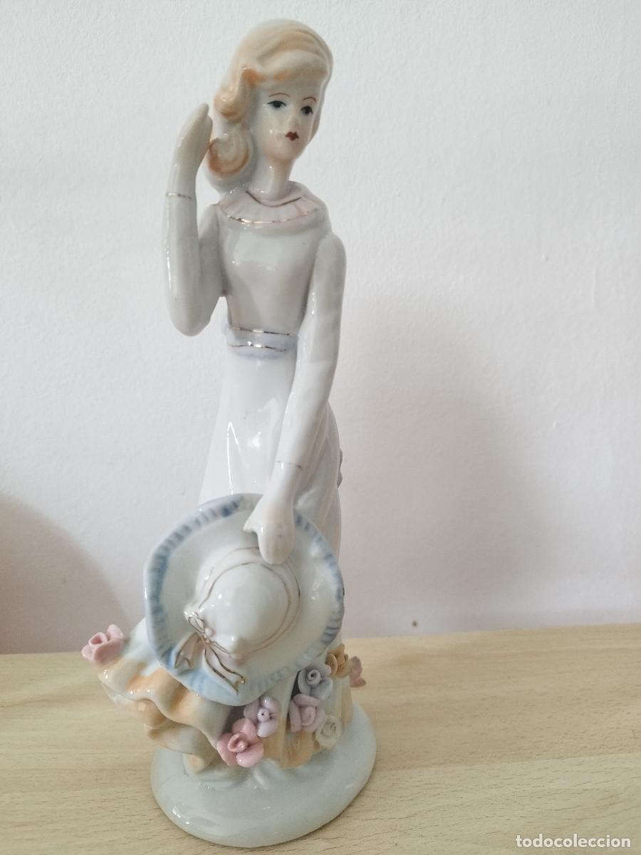 Antig&uuml;edades: Figura de porcelana elegante Dama con vestido floreado y pamela