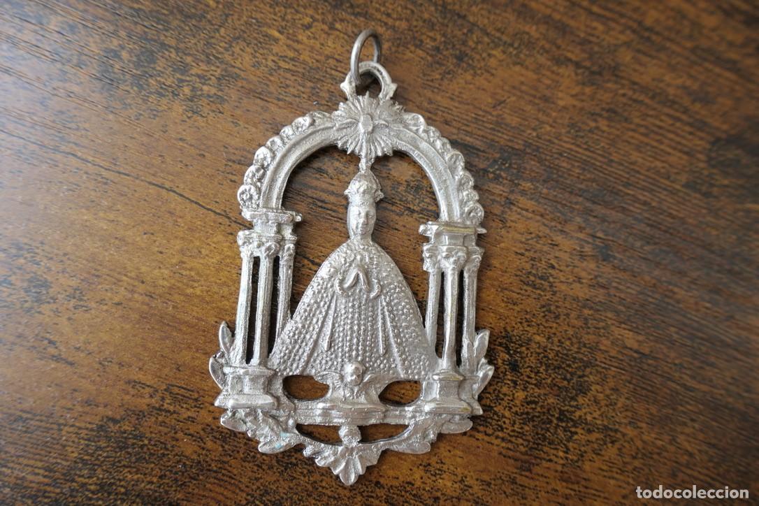 Antig&uuml;edades: medalla calada de ventana de la Virgen del Sagrario de Toledo