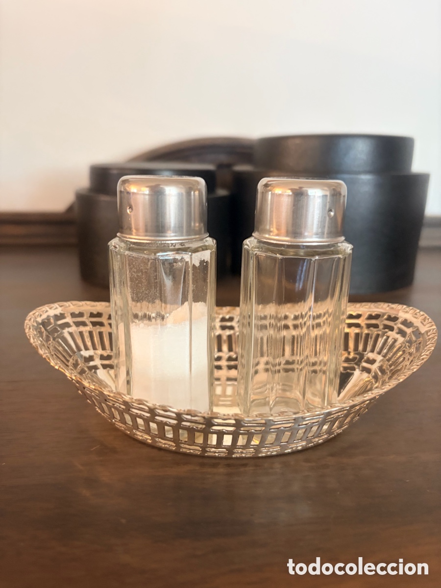 Antig&uuml;edades: Antiguo juego de sal y pimienta en cesta plateada