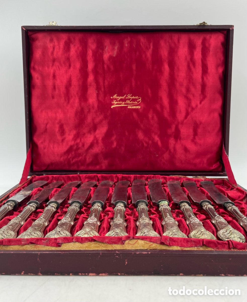 Antig&uuml;edades: Estuche antiguo con 11 cuchillos en metal plateado.