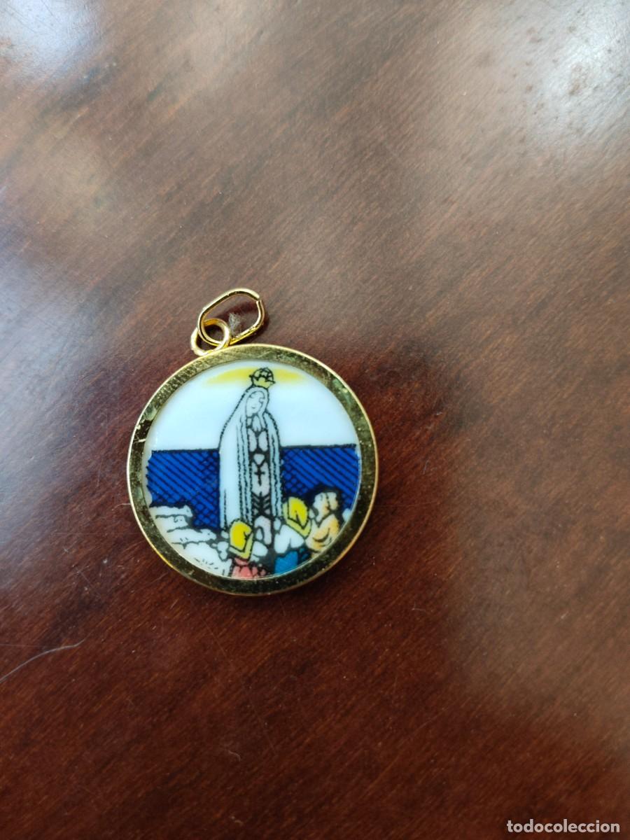 Antig&uuml;edades: Medalla Virgen de F&aacute;tima, tipo esmalte.