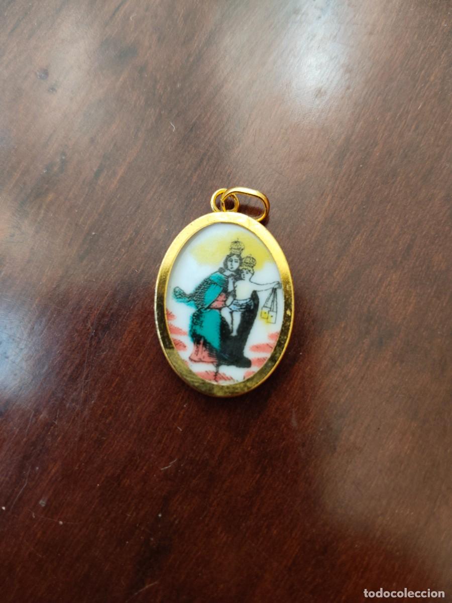 Antig&uuml;edades: Medalla de Nuestra Se&ntilde;ora del Carmona. Tipo esmalte.