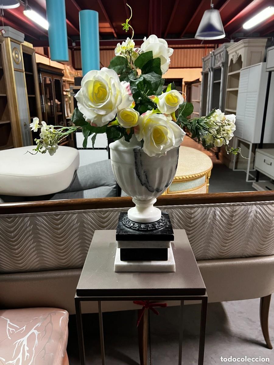 Antig&uuml;edades: Jarr&oacute;n de m&aacute;rmol blanco y negro con flores decorativas