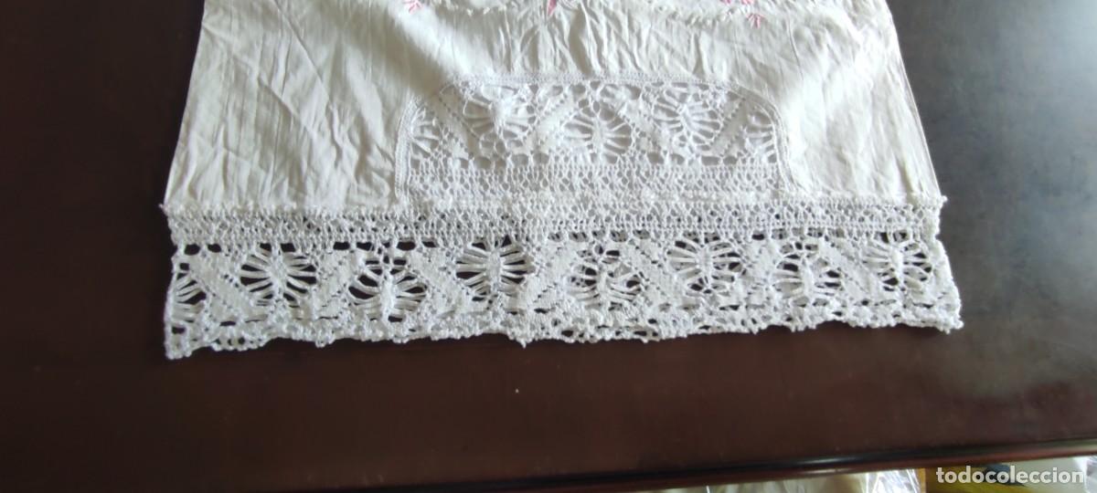 Antig&uuml;edades: ANTIGUA FUNDA DE ALMOHADA DE MATRIMONIO - BORDADA A MANO EN ROSA Y ENCAJE - 160x44 cm