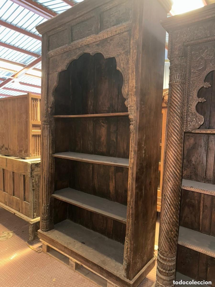 Oggetti Antichi: Gran estanter&iacute;a antigua tallada a mano &ndash; Pieza &uacute;nica de madera maciza (S. XIX / estilo colonial)