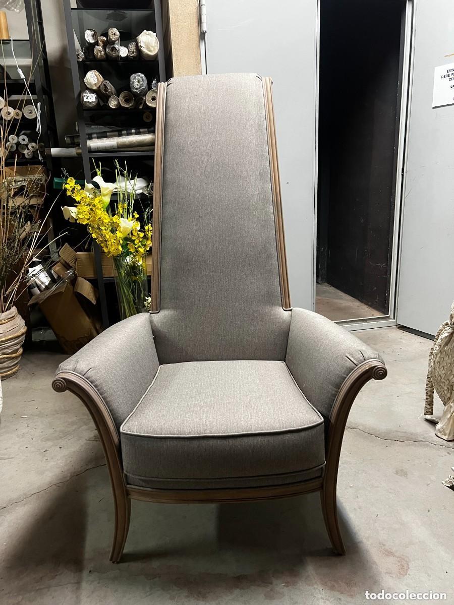 Antiquit&eacute;s: Butaca de respaldo alto estilo cl&aacute;sico contempor&aacute;neo &ndash; madera tallada y tapizado gris elegante