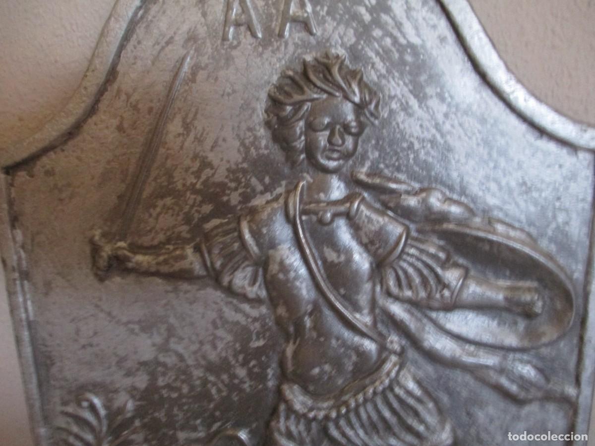 Antig&uuml;edades: placa de chimenea antigua de hierro fundido - Foto 2