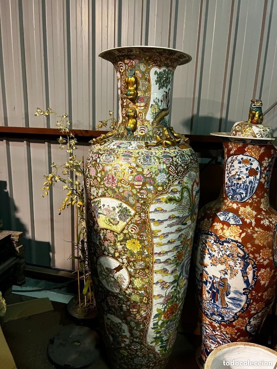 Antig&uuml;edades: Jarr&oacute;n oriental monumental de porcelana dorada. 2m de altura. decoraci&oacute;n imperial esmaltada a mano