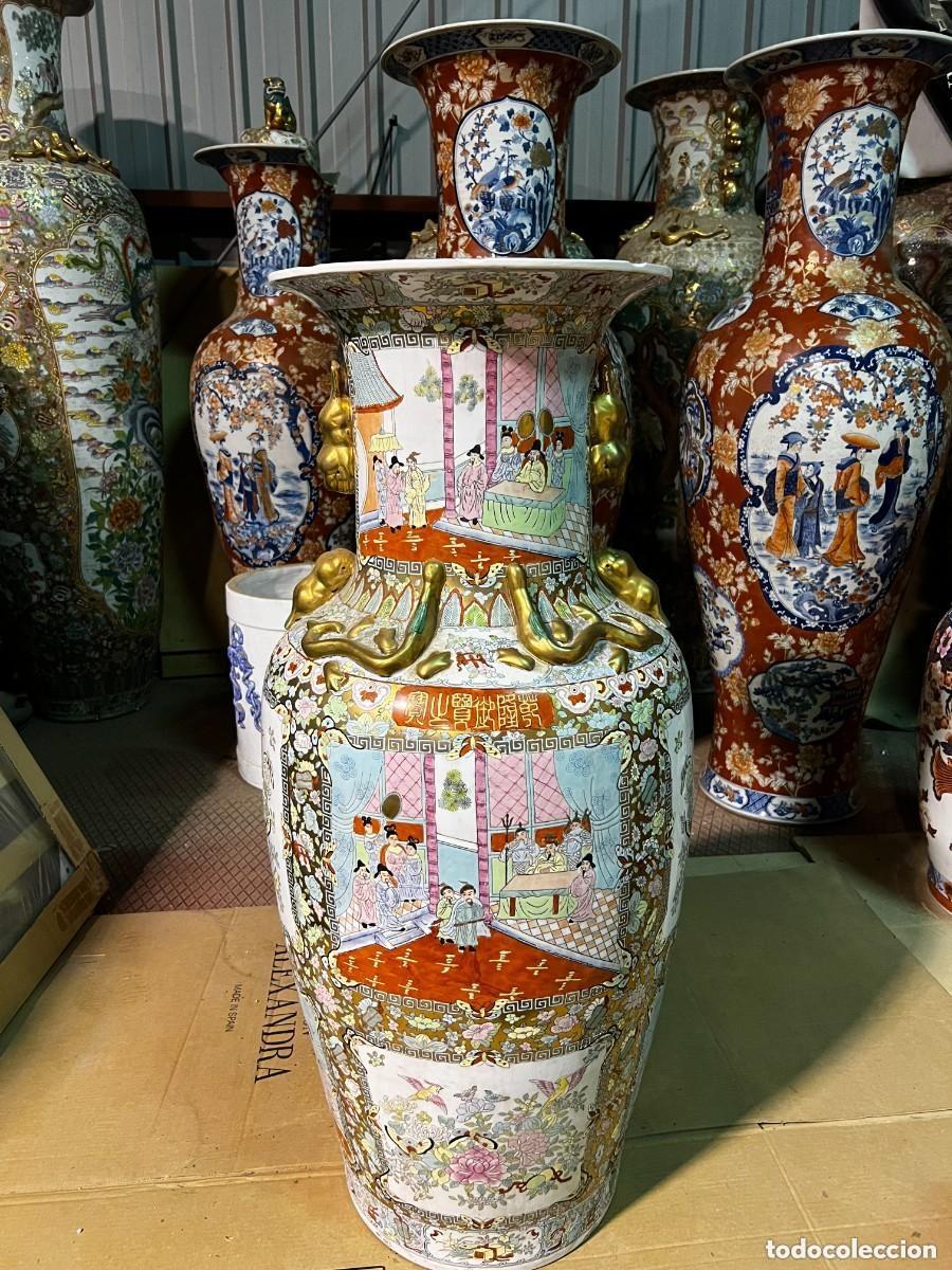 Antig&uuml;edades: Jarr&oacute;n oriental &ldquo;Famille Rose&rdquo; con escenas palaciegas &mdash; porcelana esmaltada a mano, gran formato