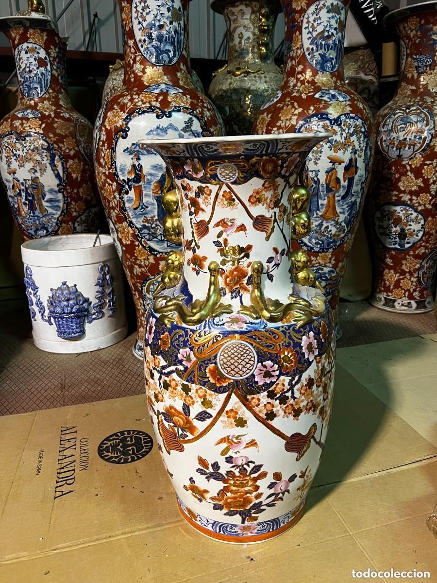 Antig&uuml;edades: Jarr&oacute;n Imari Imperial con relieves dorados &mdash; porcelana esmaltada a mano, pieza decorativa de lujo